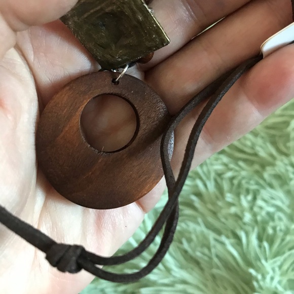 Wood and antique bronze rose emblazoned necklace. - Picture 5 of 5